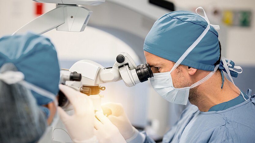 Kendrion Chirurgie-Roboter mit zwei medizinischen Kolloboraten 